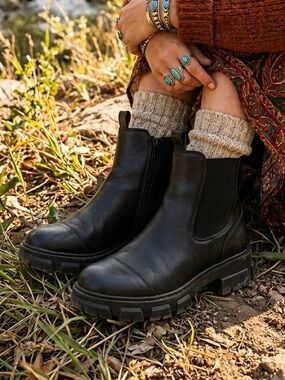 A New Day | Devan Winter Boots Black Chelsea Lug Sole Trendy It Girl Women’s 9.5